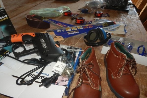 Entrega de indumentaria y equipos al personal de carpintería
