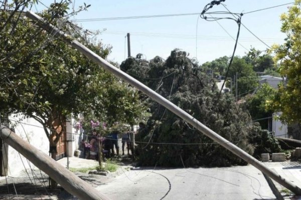 Fuertes lluvias en Mercedes: Un barrio quedó aislado tras caída de un poste de alumbrado público