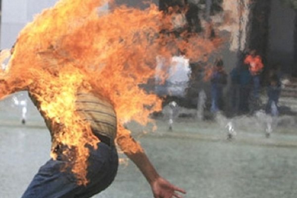 Se prendió fuego y murió para no ser detenido por la policía