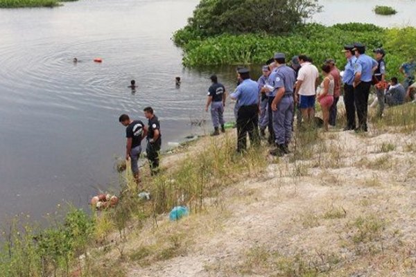 Buscan a un joven que se habría ahogado en un espejo de agua
