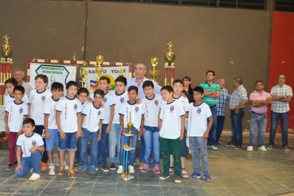 Victor Giraud estuvo presente en la premiación del fútbol infantil