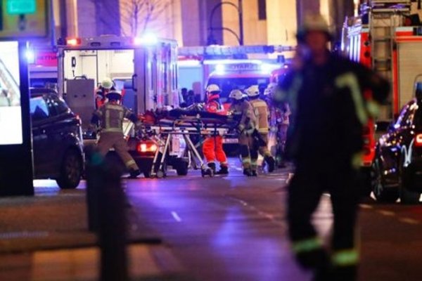 Un camión embistió contra un mercado de Navidad en Berlín: Hay 9 muertos y al menos 50 heridos