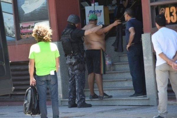 Continúa detenido el remisero que tomó rehenes en la remiserÍa