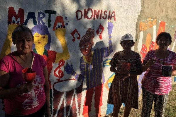 Goya: Adultos pintan un mural celebrando el egreso de la primaria
