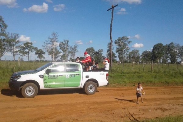 Alvear: Papá Noel repartió juguetes y golosinas arriba de un patrullero