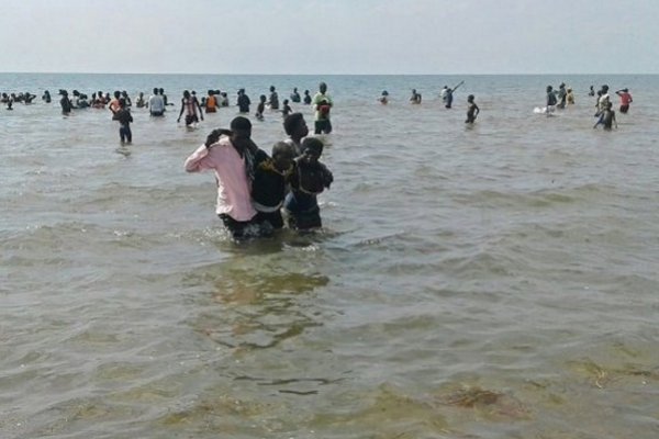 Otra tragedia sacude al fútbol: naufragó un barco que transportaba a un equipo en Uganda