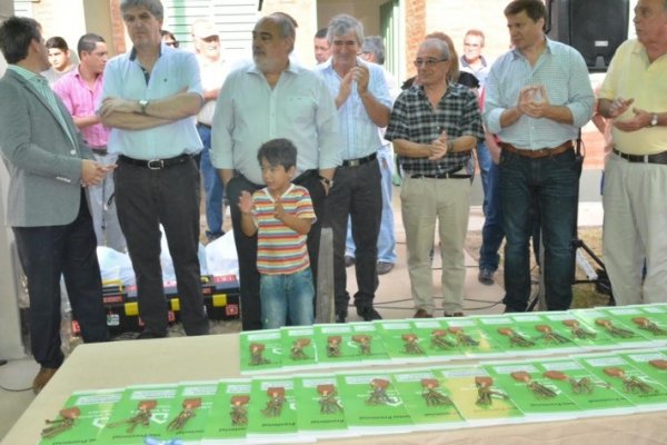 El gobernador Colombi entregó viviendas en Saladas