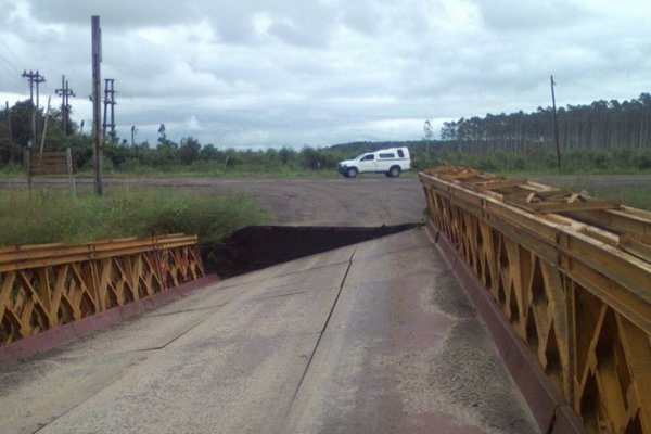 Evacuaron a cinco familias y reparan un puente en la zona de Esquina