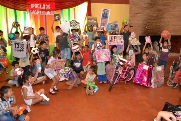 Chicos de Deportes comunitarios recibieron regalos de sus padrinos