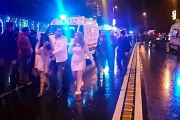 Terrorista disfrazado de Papá Noel abre fuego en una disco de Turquía y mata a 39 personas