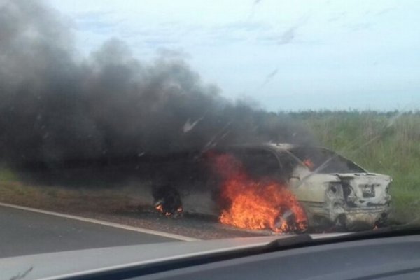 Corrientes: un automóvil se incendió por completo sobre la autovía 14