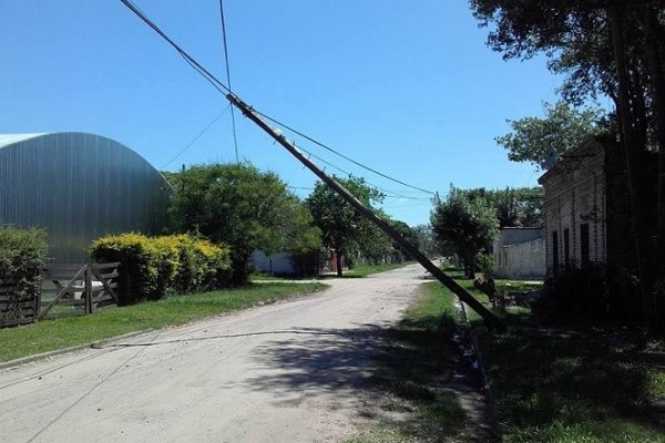 Se cae todo en San Luis del Palmar: varios postes a punto de venirse abajo