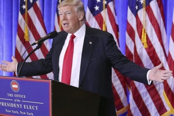 Trump ignoró a un periodista de CNN y acusó a la cadena de dar noticias falsas
