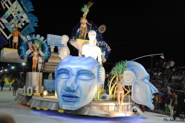 Monte Caseros vivió a pleno su primera noche de carnaval