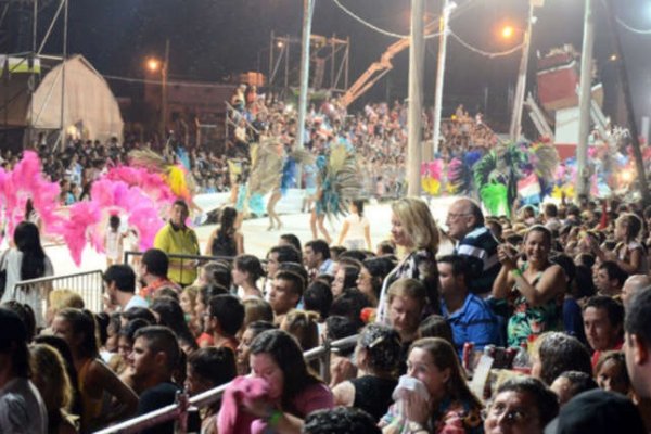 Corrientes: Multitudinaria segunda noche de carnaval en Bella Vista