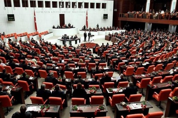 Turquía desplazó a otros 367 funcionarios y cerró dos canales de TV