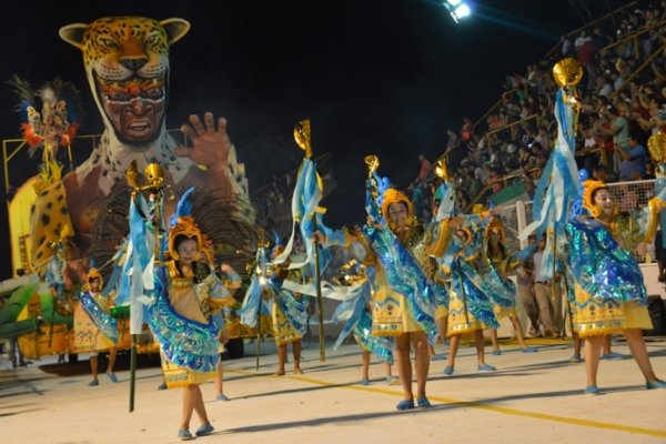 Fuegos artificiales anunciaron el inicio del Carnaval del Grupo Especial