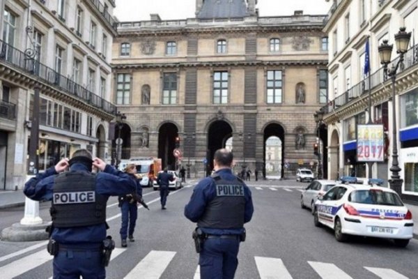 Conmoción en París por un intento de atentado en el museo del Louvre