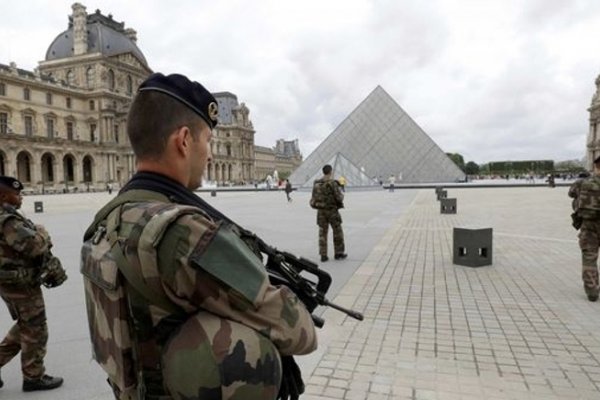 Un terrorista atacó a un soldado metros del Museo del Louvre
