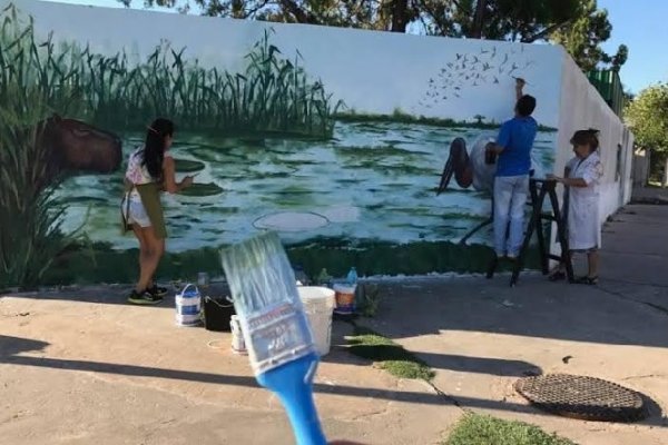 Artistas goyanos pintan mural impulsado por los vecinos