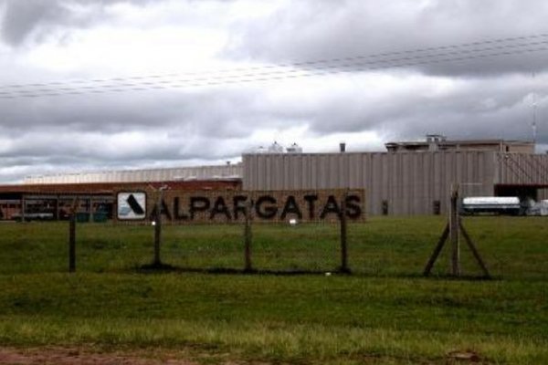 Una fábrica de Alpargatas tiene parado el stock y trabaja solamente con la mitad del personal