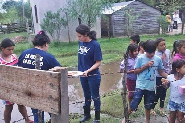 Esquina: Militantes asisten a familias afectadas por las intensas lluvias