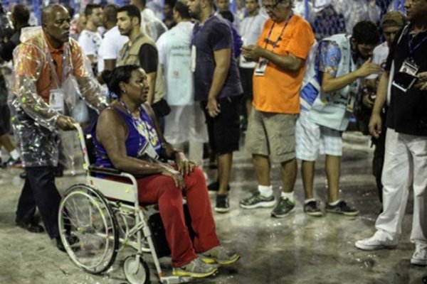 Al menos 20 heridos tras el despiste de una carroza en el carnaval de Rio
