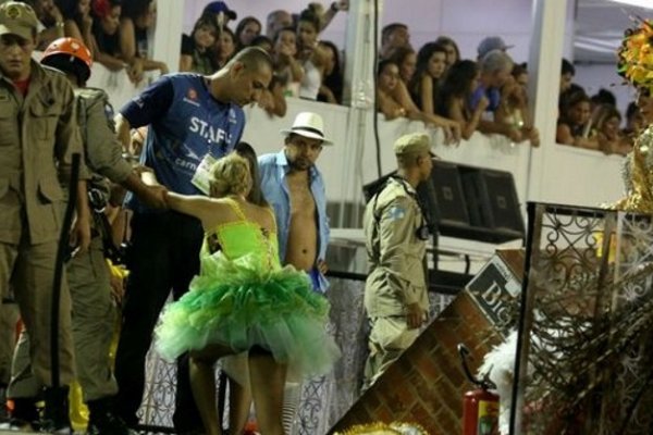 Así fue el desplome de la pasarela de una carroza en el Carnaval de Brasil