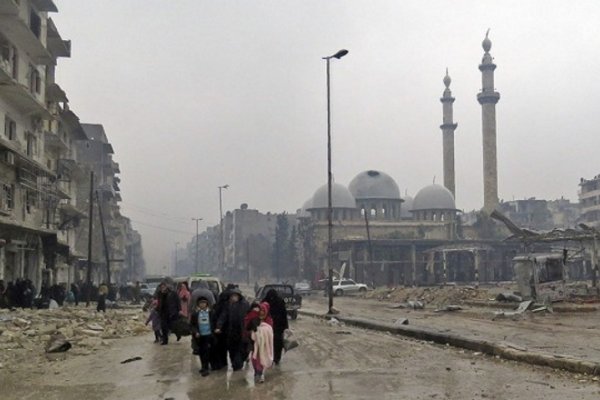 Decenas de miles de personas huyeron de sus hogares en Siria