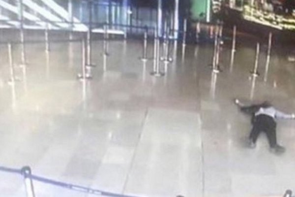 Abatieron a un hombre que le quitó el arma a un soldado en el aeropuerto de Orly