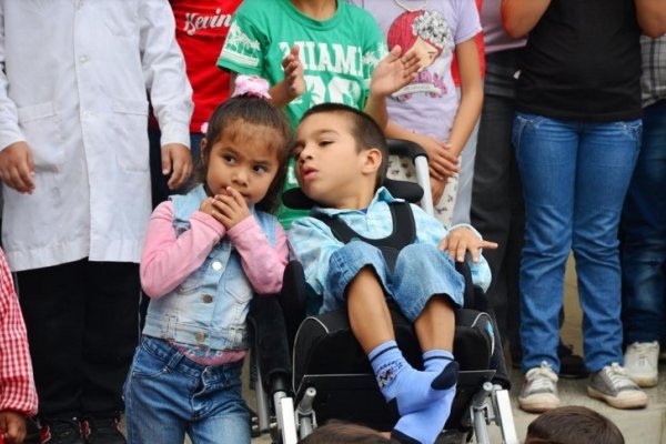 Emotivo acto en Bella Vista: Entregaron silla de ruedas a un nene que no podía asistir al jardín
