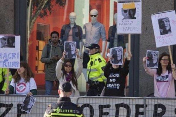 Manifestantes escracharon a Macri en la Plaza Dam de Holanda