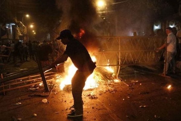 Graves incidentes en Paraguay: Manifestantes irrumpen en el Congreso