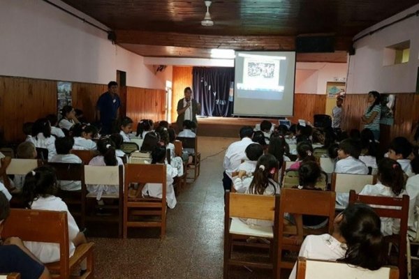 Charla en escuelas sobre separación de residuos y patios limpios