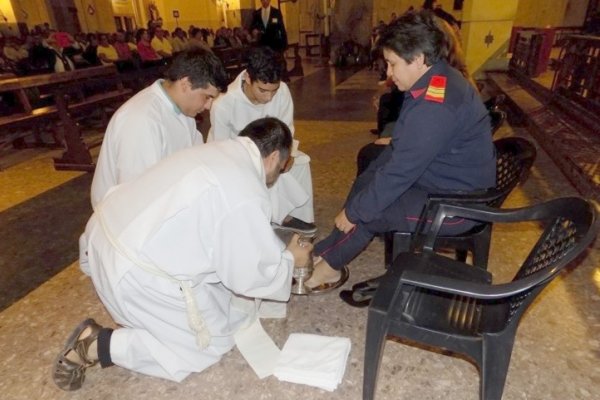 Cientos de fieles asistieron a la Misa de la Cena del Señor en la Basílica