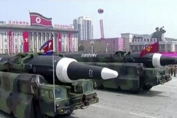 Corea del Norte mostró un misil de largo alcance en un desfile y lanzó otra advertencia a EEUU