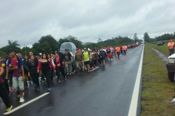 Bajo una intensa llovizna continúan peregrinando los Tres Pueblos a Itatí