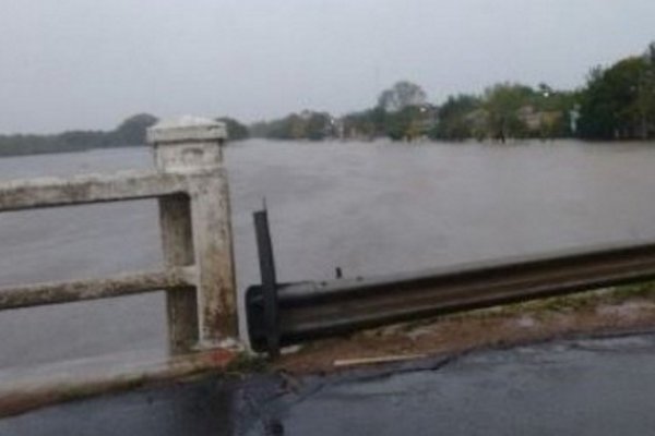 En San Luis del Palmar se desbordó el arroyo y se complica la situación para los habitantes