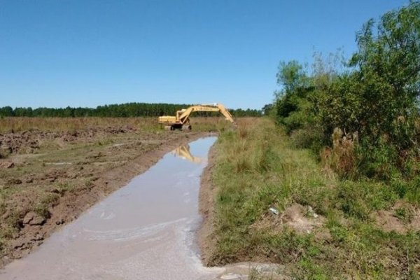 Contratan retroexcavadoras para colaborar con las tareas de drenaje en zonas inundadas