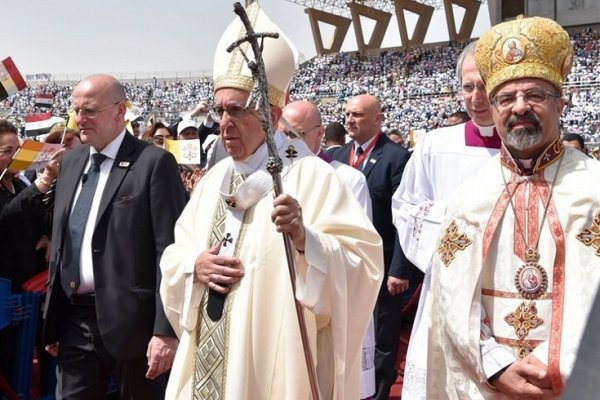 Antes de finalizar su visita, Francisco convocó a musulmanes y cristianos a caminar juntos contra la violencia