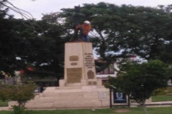 Se subió al monumento del Sargento Cabral para tomarse una foto