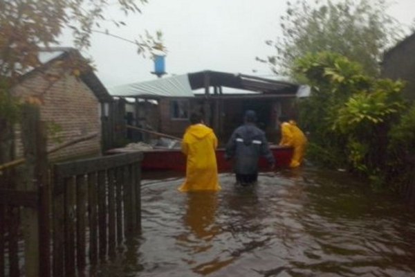 Crece el caudal en los ríos Santa Lucía y Corriente: Más de 100 personas fueron rescatadas