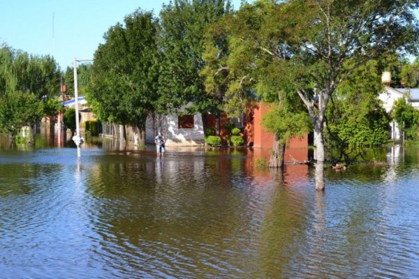 San Luis del Palmar: El agua comienza a bajar pero las familias no pueden volver a sus hogares