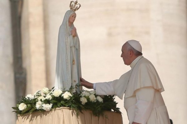 El Papa: Las flores más bellas que llevo a la Virgen son los hombres del mundo entero
