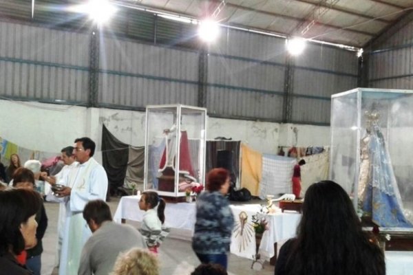 La virgen de Itatí visitó a familias evacuadas de San Luis del Palmar