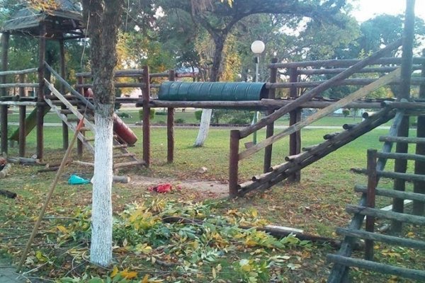 Reparan juegos y realizan mantenimiento en la plaza de 9 de Julio