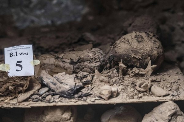 Descubierta una tumba con 17 momias en el centro de Egipto