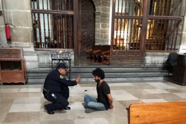 Apuñalaron a un sacerdote en la Catedral de México
