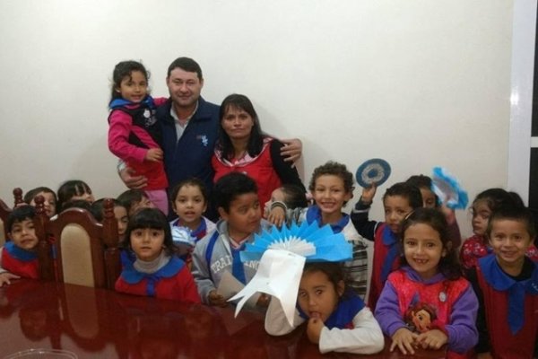 Jardineritos y  la Escuela Municipal de Danzas repartieron escarapelas