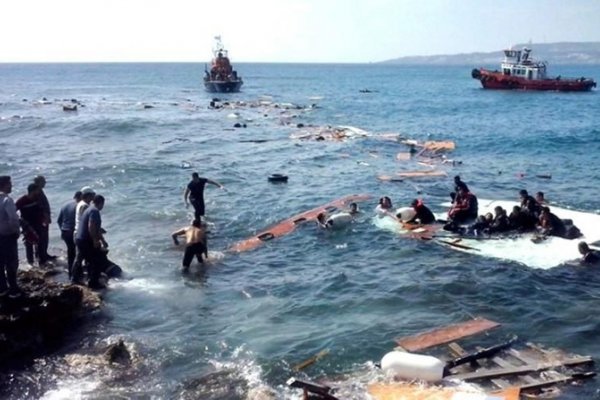 Rescataron a más de un centenar de inmigrantes que trataban de llegar a Europa